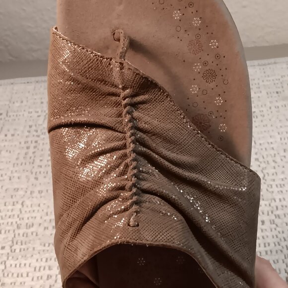 Taos women's 'Gift 2' sparkly ruched leather thongs flip flops sz 12 - Picture 4 of 13